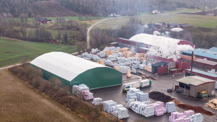 Lagertältets baksida i Okome