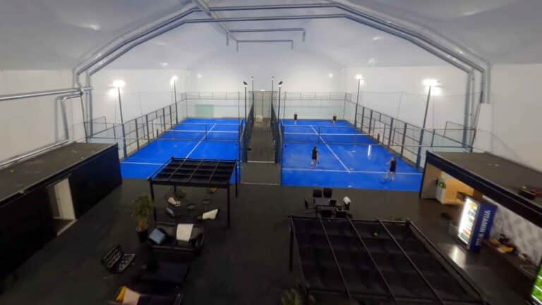 Padelhall med två banor i bild och faciliteter.
